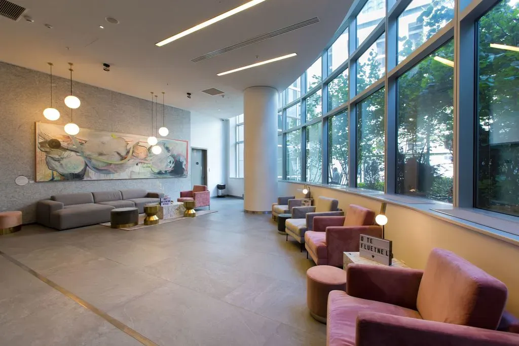 Biuro z małym tarasem w Cetrum, Warszawa. 3