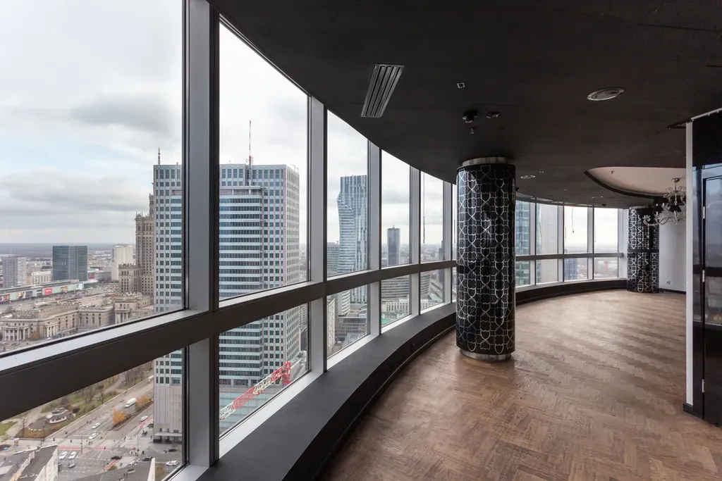 Biuro z małym tarasem w Cetrum, Warszawa. 5