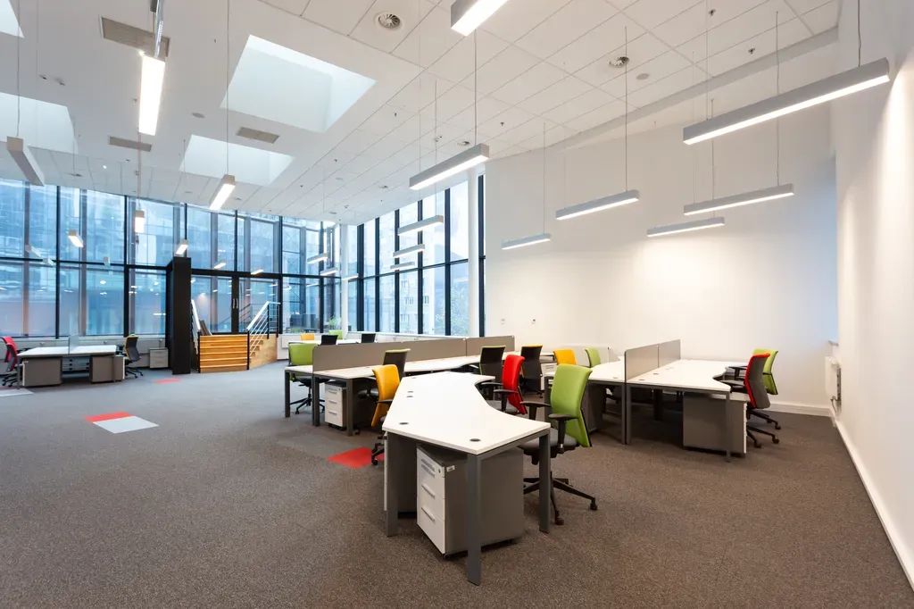 Biuro z małym tarasem w Cetrum, Warszawa. 6