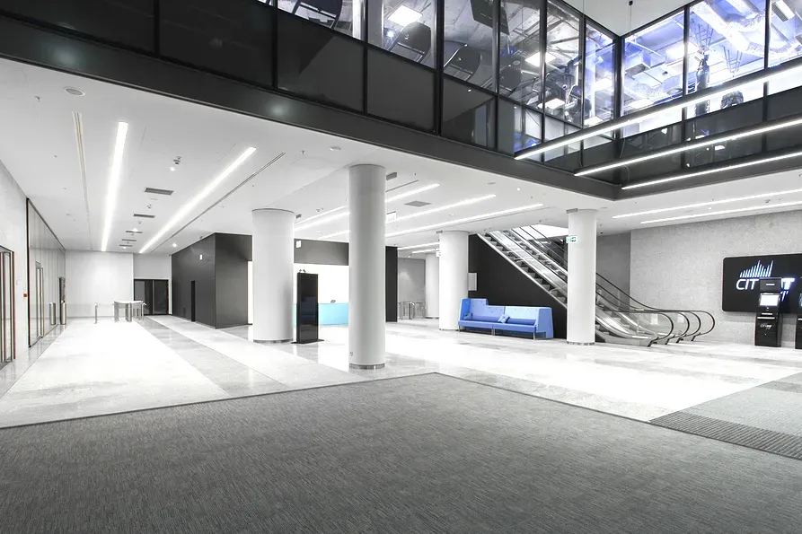 Biuro z małym tarasem w Cetrum, Warszawa. 10