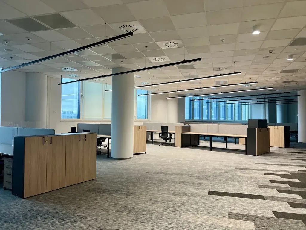 Nowoczesny lokal w budynku biurowo-handlowym. 6